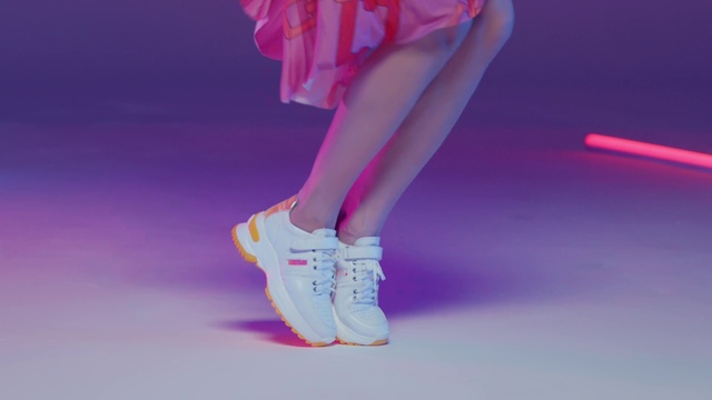 Video Reference: Pink, Footwear, Leg, Human leg, Shoe, Purple, Fashion, Joint, Performance, Violet