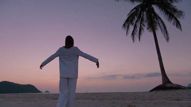 Video Reference: Sky, Standing, Horizon, Tree, Palm tree, Happy, Fun, Vacation, Arecales, Ocean