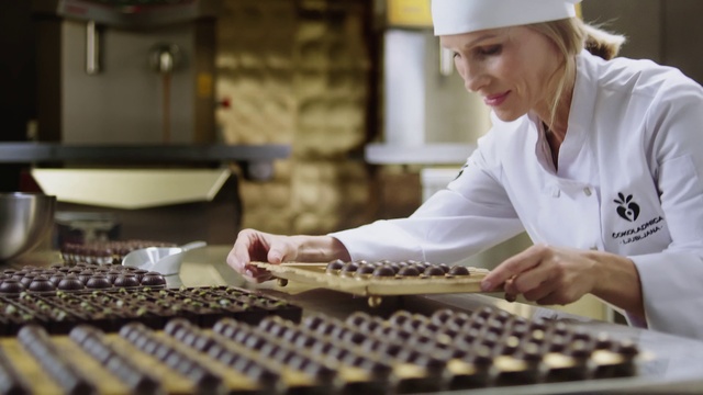 Video Reference: Cook, Chef, Cooking, Baker, Pastry chef, Chocolatier, Food, Chief cook, Culinary art, Cuisine