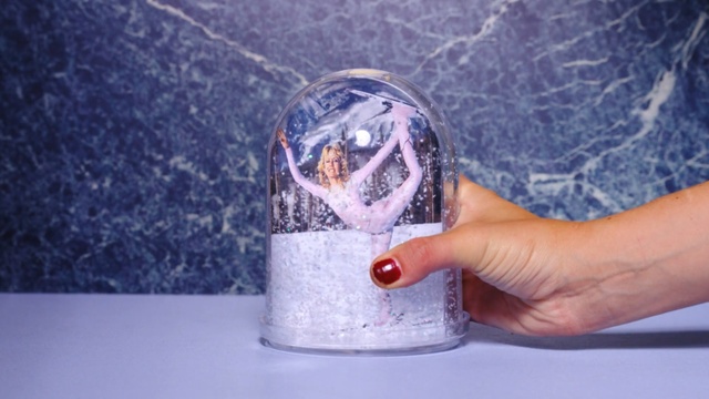 Video Reference: Water, Finger, Hand, Nail, Glass, Transparent material