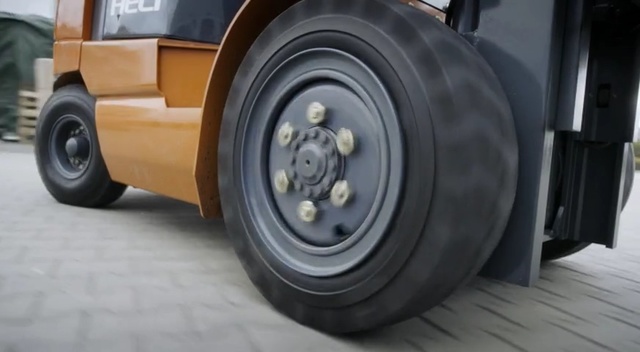 Video Reference: Tire, Automotive tire, Wheel, Alloy wheel, Synthetic rubber, Vehicle, Automotive wheel system, Auto part, Motor vehicle, Rim, Person