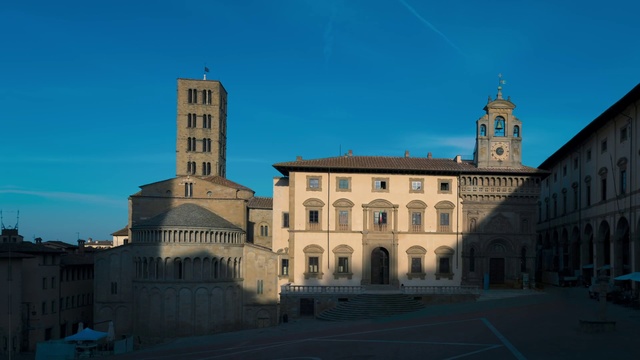 Video Reference: Landmark, Sky, Architecture, Building, Town, City, Morning, Medieval architecture, Town square, Palace