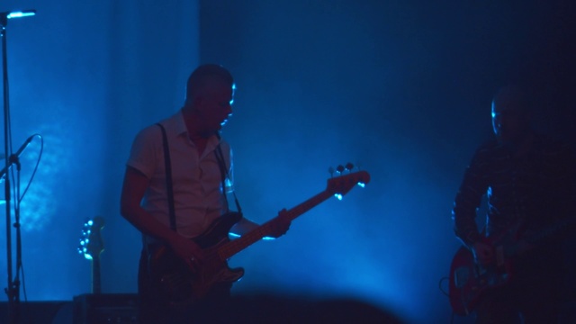 Video Reference: Performance, Entertainment, Musician, Performing arts, Blue, Music, Concert, Music artist, Rock concert, Guitarist