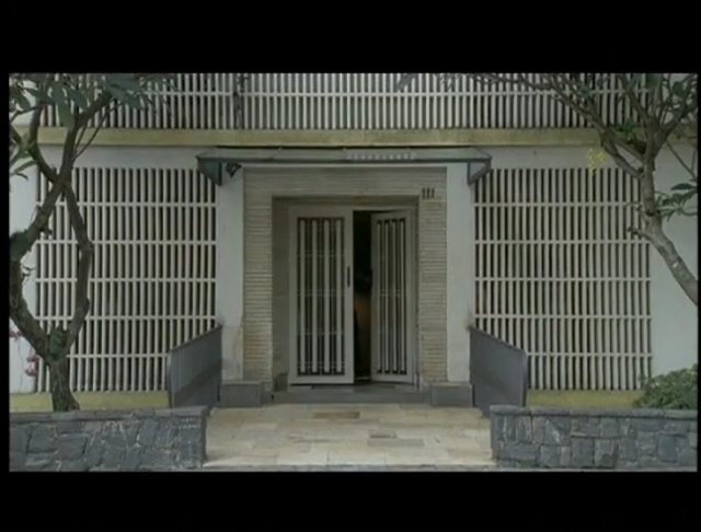 Video Reference: residential area, property, home, structure, landmark, house, wall, urban area, gate, mode of transport