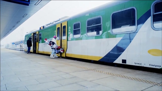 Video Reference: Transport, Rolling stock, Mode of transport, Public transport, Passenger car, Vehicle, Train, Railroad car, Metro, Railway, Person