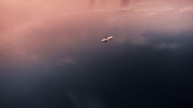 Video Reference: Sky, Atmospheric phenomenon, Atmosphere, Water, Calm, Cloud, Reflection, Sea, Vehicle, Wing