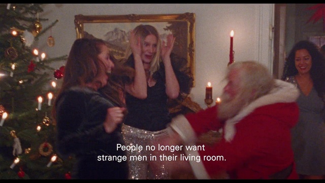 Video Reference: Photograph, Christmas eve, Event, Christmas, Lighting, Snapshot, Fun, Friendship, Tradition, Photo caption