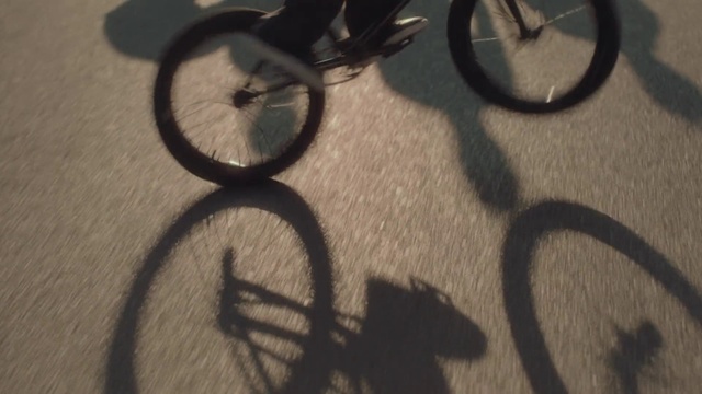 Video Reference: Bicycle, Bicycle wheel, Bicycle tire, Shadow, Vehicle, Spoke, Material property, Rim, Bicycle part, Sports equipment