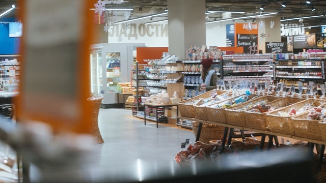 Video Reference: Retail, Building, Product, Supermarket, Grocery store, Convenience store, Aisle, Customer, Interior design, Warehouse