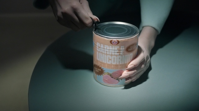 Video Reference: Hand, Material property, Finger, Person