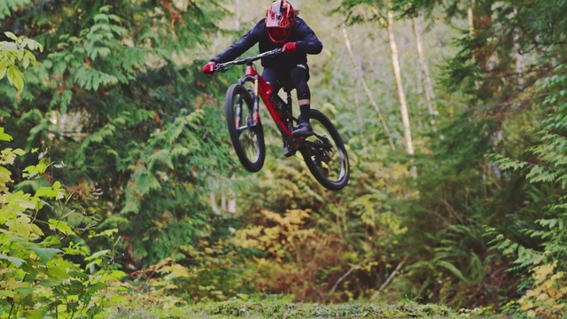 Video Reference: Land vehicle, Cycle sport, Vehicle, Sports, Mountain biking, Downhill mountain biking, Bicycle, Cycling, Cross-country cycling, Mountain bike