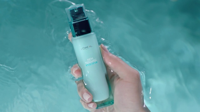 Video Reference: Water, Aqua, Skin, Hand, Material property, Finger, Nail, Photography, Electronic device, Vacation