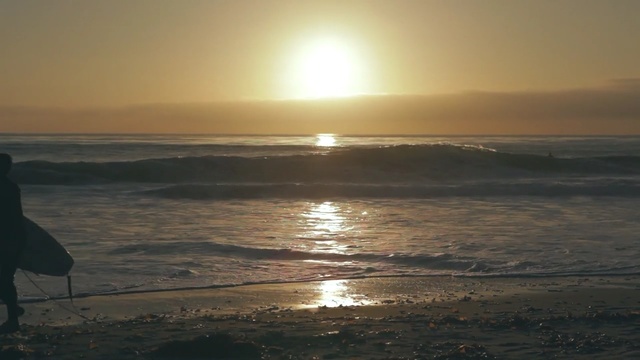 Video Reference: sea, horizon, body of water, ocean, sky, shore, sunrise, sun, sunset, beach