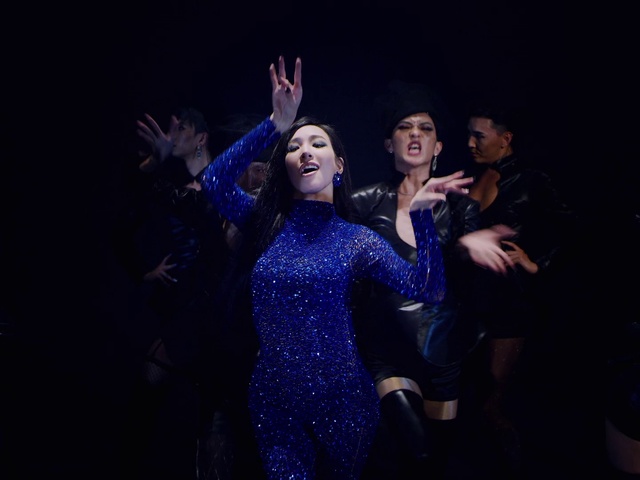 Video Reference: Performance, Entertainment, Event, Performing arts, Performance art, Stage, Fashion, Musical theatre, Dance, Electric blue