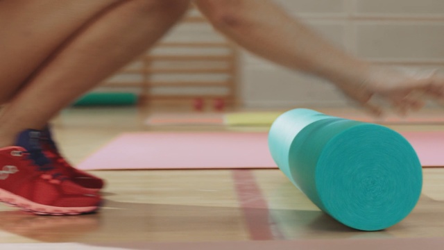 Video Reference: footwear, human leg, leg, shoe, floor, flooring, play, arm, foot, joint