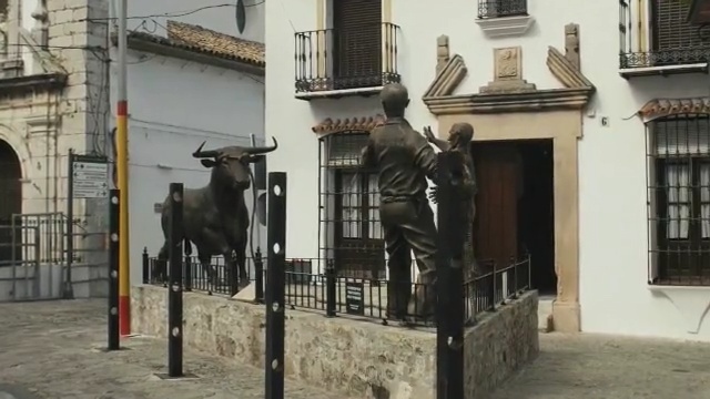Video Reference: statue, monument, facade, sculpture, building, plaza, Person