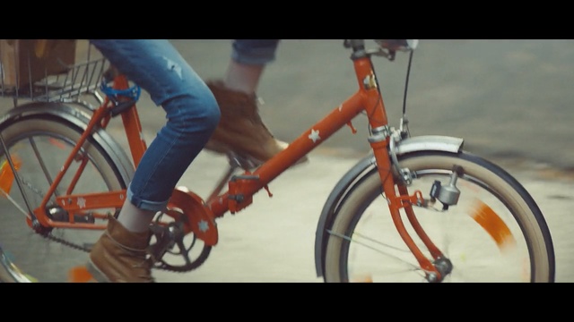 Video Reference: bicycle, road bicycle, bicycle wheel, bicycle frame, mode of transport, cycle sport, sports equipment, mountain bike, racing bicycle, hybrid bicycle, Person