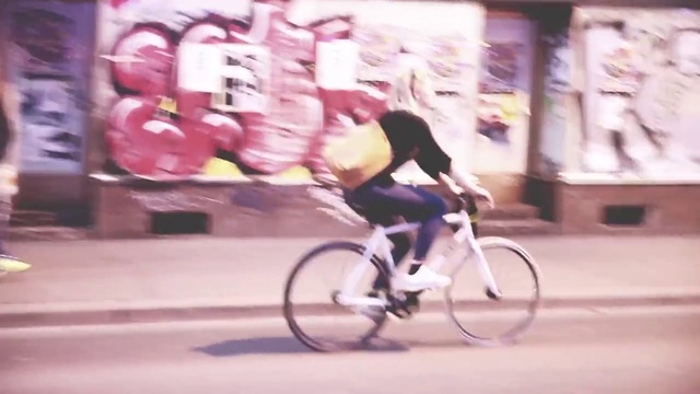 Video Reference: Land vehicle, Bicycle, Cycle sport, Vehicle, Cycling, Road cycling, Road bicycle, Bicycle pedal, Hybrid bicycle, Mode of transport