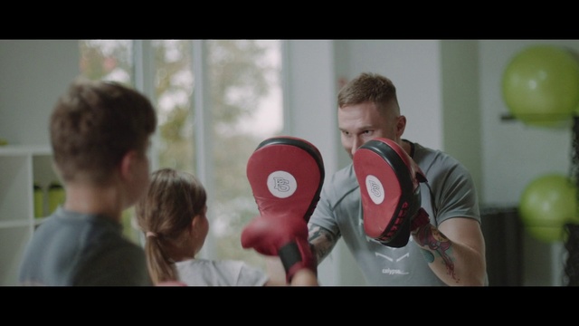 Video Reference: Boxing, Boxing glove, Punch, Contact sport, Striking combat sports, Professional boxing, Kickboxing, Combat sport, Fictional character, Boxing equipment