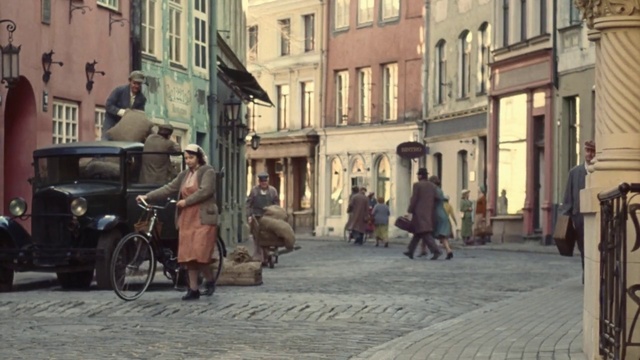Video Reference: Mode of transport, Town, Street, Cobblestone, Vehicle, Neighbourhood, Pedestrian, Thoroughfare, City, Road