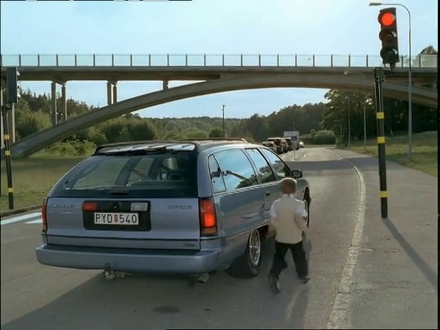 Video Reference: Land vehicle, Vehicle, Car, Mode of transport, Sedan, Volvo 850, Compact car, Vehicle registration plate, Road, Volvo cars