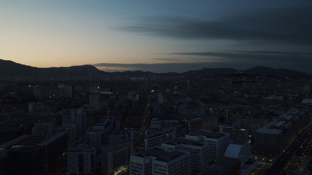 Video Reference: Sky, Urban area, Metropolitan area, City, Cloud, Cityscape, Horizon, Atmospheric phenomenon, Dusk, Metropolis