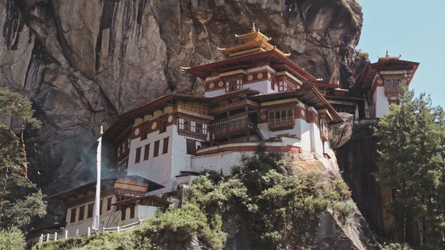 Video Reference: Landmark, Building, Historic site, Architecture, Temple, Monastery, Place of worship, Hill station, Chinese architecture, Tourist attraction