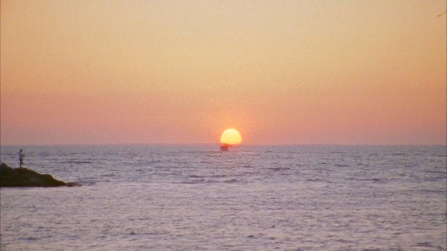 Video Reference: horizon, sea, sunrise, sunset, sun, sky, calm, ocean, morning, evening