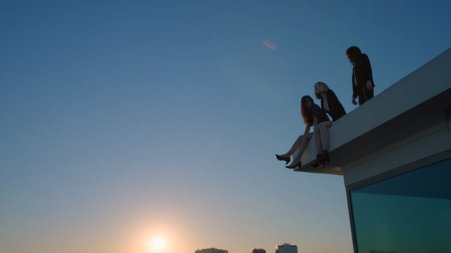 Video Reference: sky, cloud, daytime, atmosphere, morning, sunlight, extreme sport, sunrise, evening, vacation