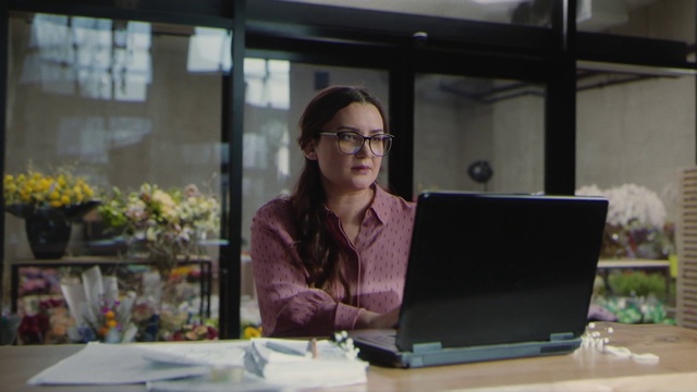 Video Reference: Technology, Glasses, Electronic device, White-collar worker, Job, Office, Media, Desk, Flower, Display device