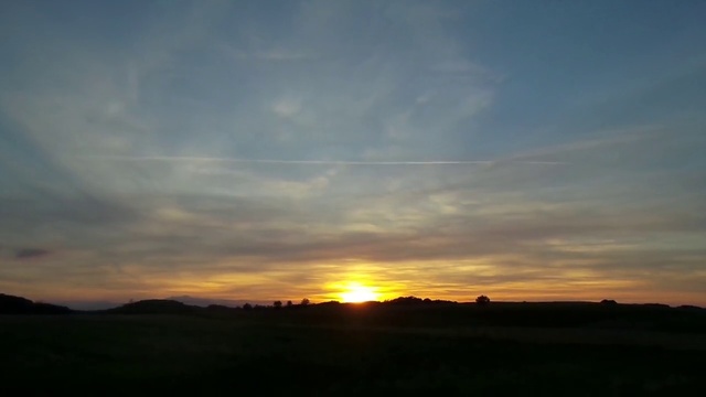 Video Reference: Sky, Horizon, Cloud, Afterglow, Sunset, Sunrise, Evening, Atmospheric phenomenon, Dusk, Morning