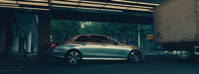 Video Reference: Land vehicle, Vehicle, Car, Luxury vehicle, Personal luxury car, Automotive design, Mercedes-benz, Mid-size car, Sedan, Family car