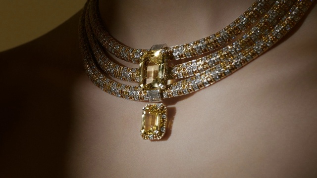 Video Reference: Necklace, Fashion accessory, Jewellery, Gold, Metal, Body jewelry, Neck, Diamond