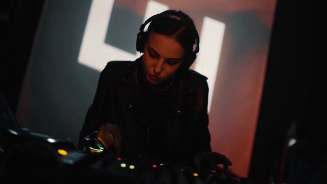 Video Reference: Disc jockey, Electronics, Deejay, Fun, Audio equipment, Night, Darkness, Cdj, Audio engineer, Performance