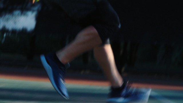 Video Reference: Footwear, Leg, Human leg, Joint, Shoe, Knee, Human body, Recreation, Night, Athletic shoe