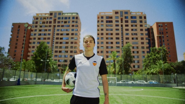 Video Reference: Daytime, Grass, Player, Sport venue, Condominium, Fun, Real estate, Team sport, Net, Sports, Person