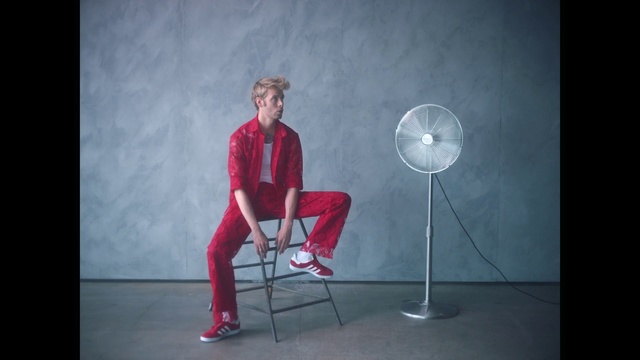 Video Reference: Sitting, Standing, Lighting, Leg, Furniture, Design, Human body, Chair, Performance, Performance art, Person