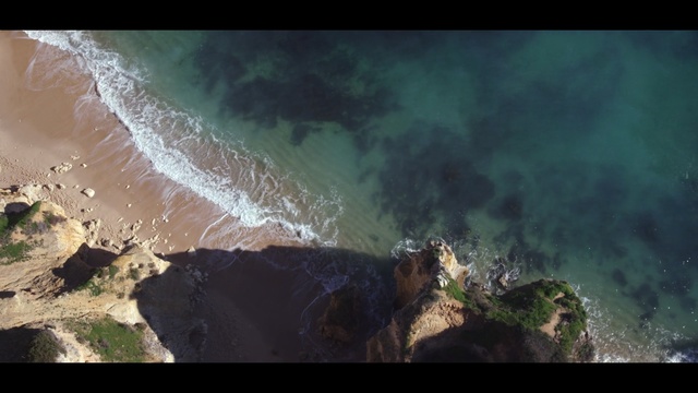 Video Reference: water, sky, geological phenomenon, atmosphere, wave, earth, terrain, sea, rock, screenshot