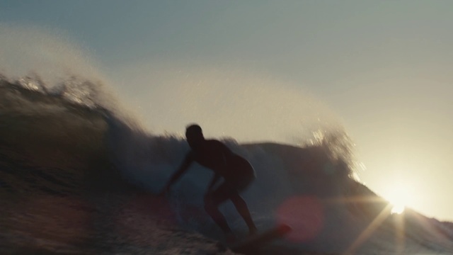 Video Reference: Surfing, Wave, Sky, Boardsport, Surfboard, Atmospheric phenomenon, Surface water sports, Wind wave, Surfing Equipment, Individual sports