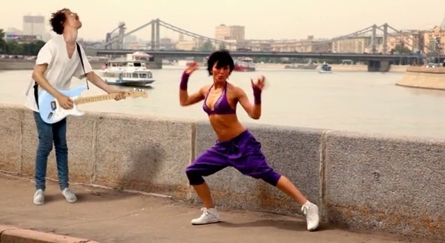 Video Reference: joint, physical exercise, recreation, sports, physical fitness, abdomen, running, thigh, trunk, performing arts, Person