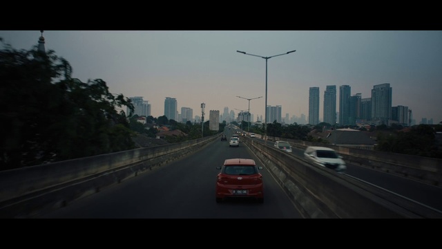 Video Reference: Road, Highway, Freeway, Mode of transport, Lane, Urban area, Metropolitan area, Atmospheric phenomenon, Sky, City