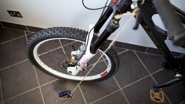 Video Reference: Land vehicle, Bicycle, Bicycle wheel, Bicycle part, Vehicle, Bicycle tire, Spoke, Bicycle drivetrain part, Bicycle frame, Tire