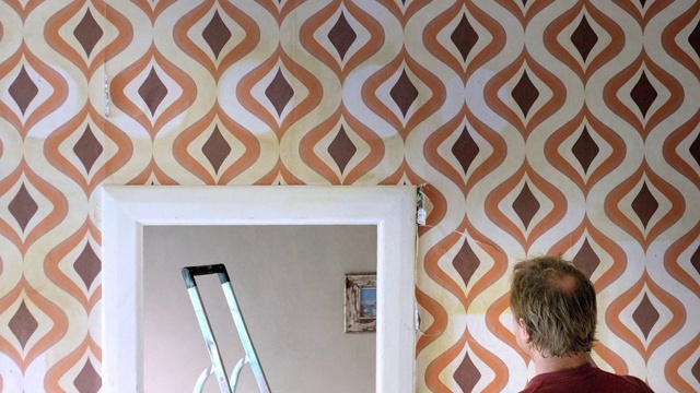 Video Reference: Wall, Wallpaper, Orange, Ceiling, Room, Pattern, Interior design, Window, Picture frame, Plaster