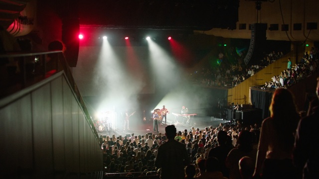 Video Reference: Performance, Entertainment, Crowd, Stage, Concert, Rock concert, Performing arts, Event, Public event, Light, Person