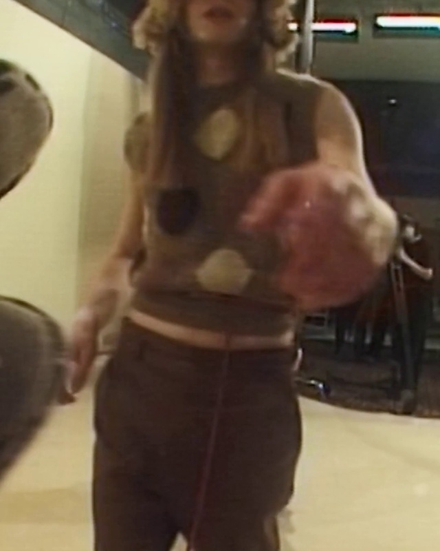 Video Reference: Arm, Leg, Waist, Gesture, Thigh, Elbow, Entertainment, Knee, Chest, Trunk