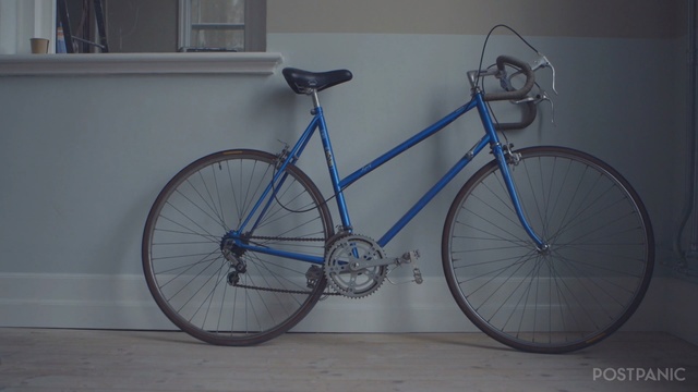 Video Reference: Bicycle, Bicycle wheel, Bicycle part, Bicycle frame, Bicycle tire, Spoke, Bicycle drivetrain part, Blue, Bicycle saddle, Vehicle