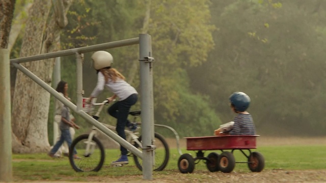 Video Reference: Vehicle, Bicycle, Mode of transport, Cycling, Bicycle wheel, Recreation, Bicycle accessory, Fun, Sports equipment, Bicycles--Equipment and supplies