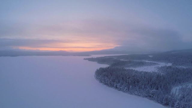 Video Reference: Sky, Horizon, Atmospheric phenomenon, Winter, Atmosphere, Sea, Water resources, Calm, Morning, Freezing