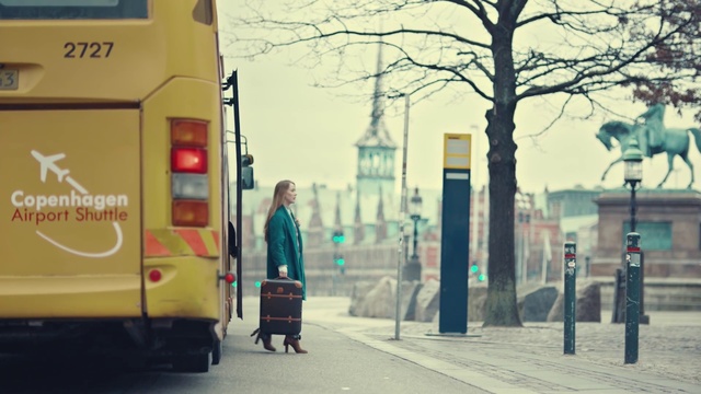 Video Reference: Mode of transport, Motor vehicle, Transport, Yellow, Green, Urban area, Street, Vehicle, Lighting, Snapshot, Person