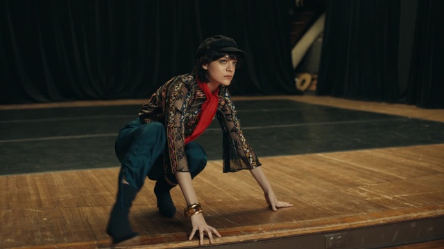 Video Reference: Performing arts, Performance, Performance art, Human body, Scene, Event, Dance, heater, Stage, Drama, Person
